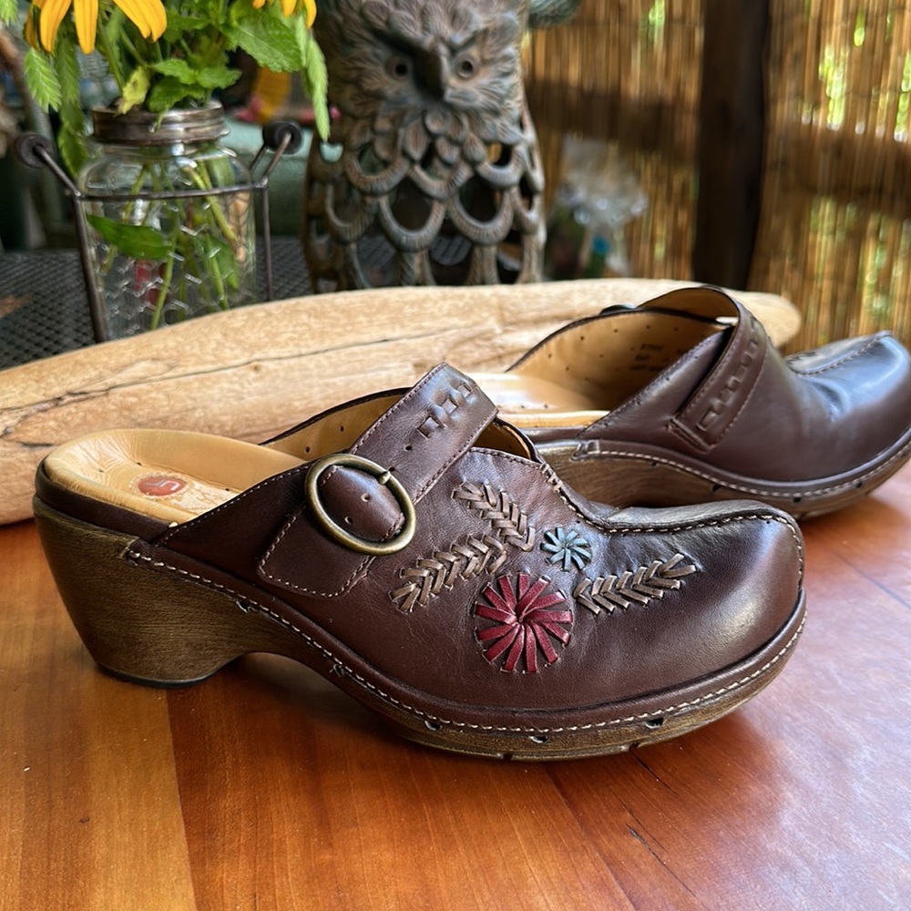 Clark’s unstructured brown leather floral stitch design boho clog/mule. Size 6.5